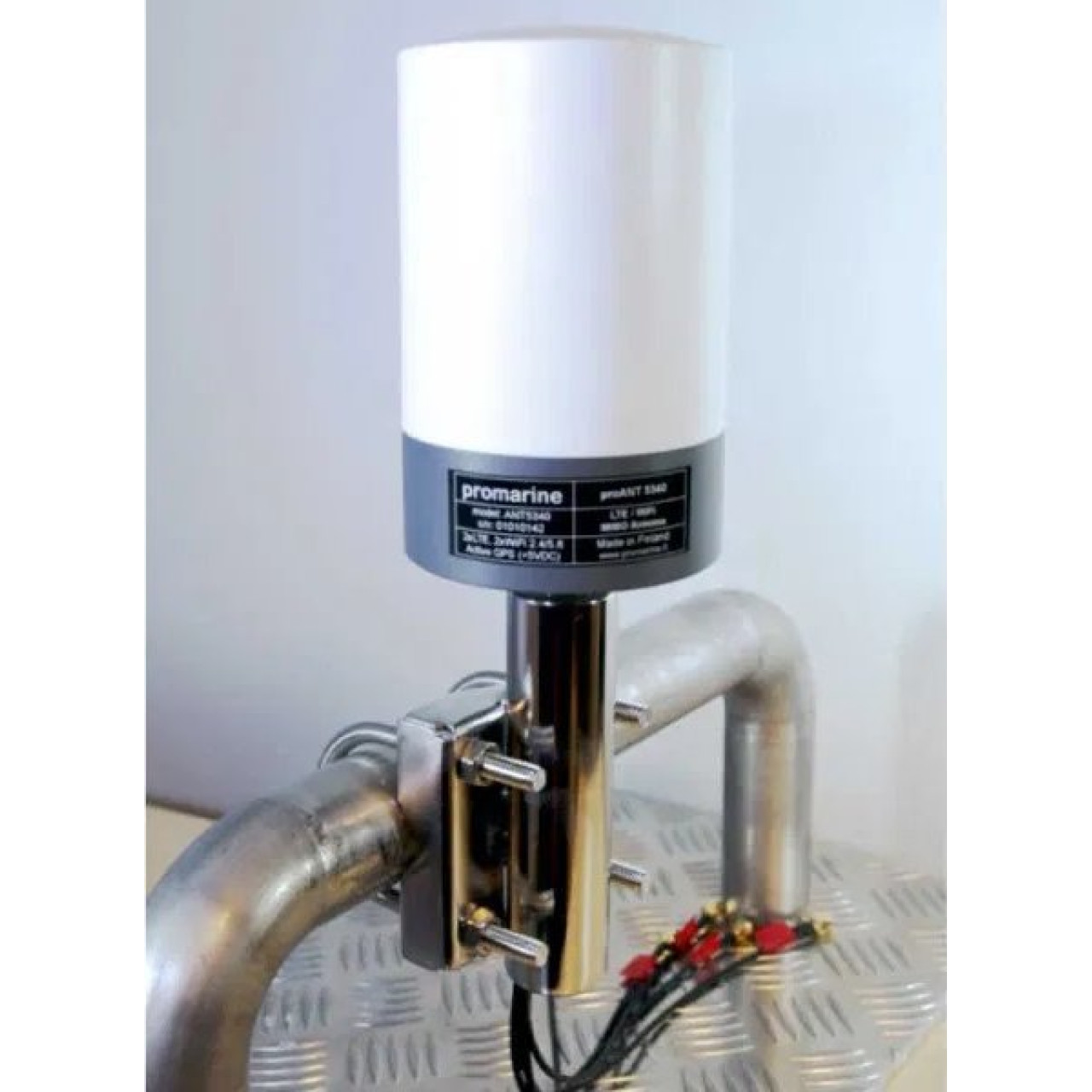 Antenne MIMO 2x 4G/LTE, 2x Wifi 2.4GHz / 5GHz, active GNSS antenna 1559-1610MHz, 1-5dBi. Livrée avec câble RG174 et connecteur SMA mâle 